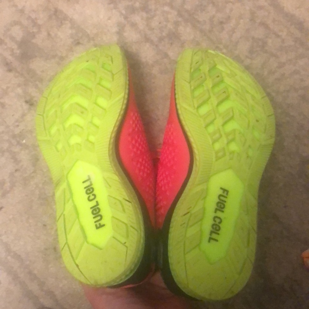 Hot pink New Balance fuel cell women’s sneakers size 6.5 - Picture 2 of 8